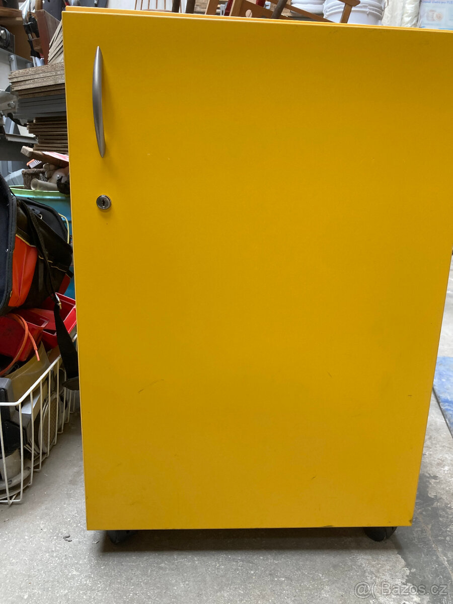 Skříňka TECHO se zámkem nízká na kolečkách 800 kč