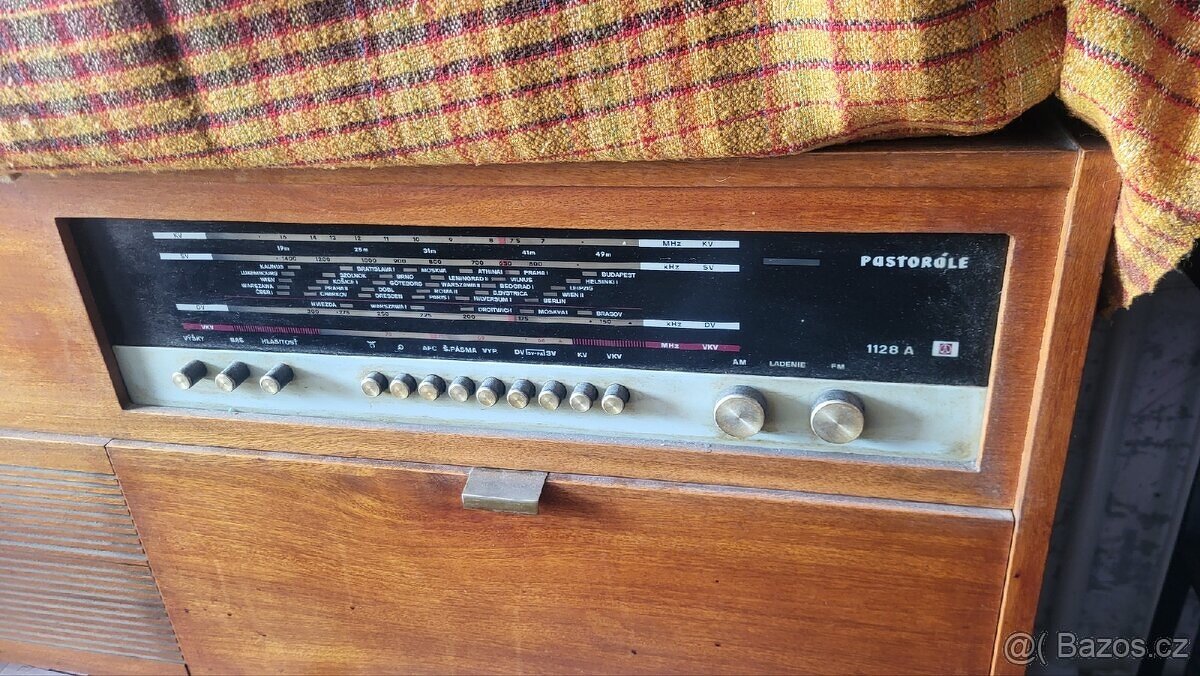 Elektronkové Gramoradio Tesla 1128A "Pastorále"
