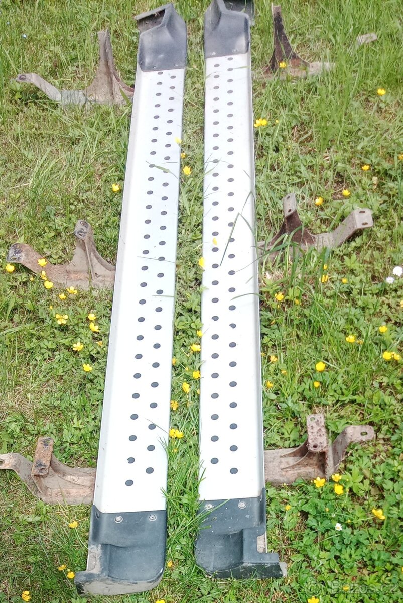 Suzuki Grand Vitara II - nášlapy.