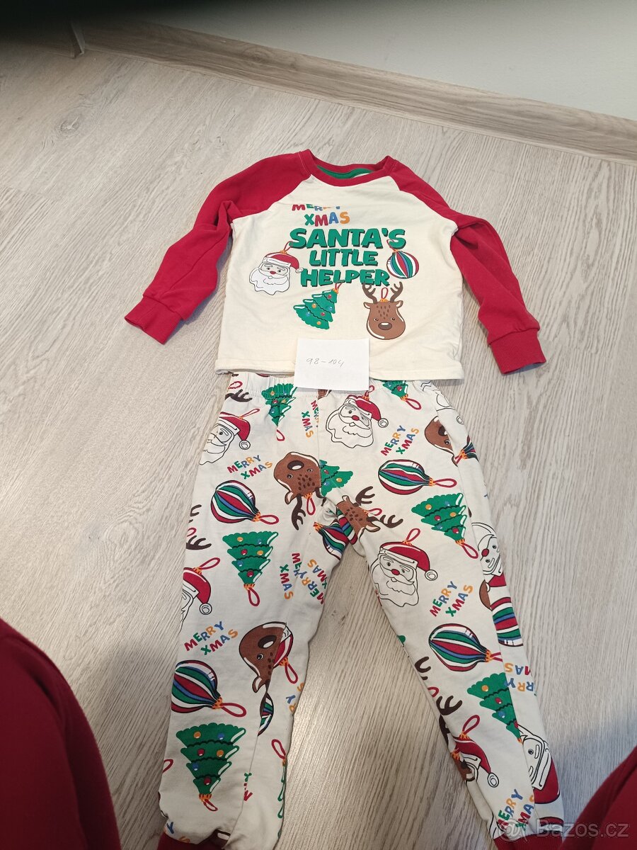 Oblečení a hračky