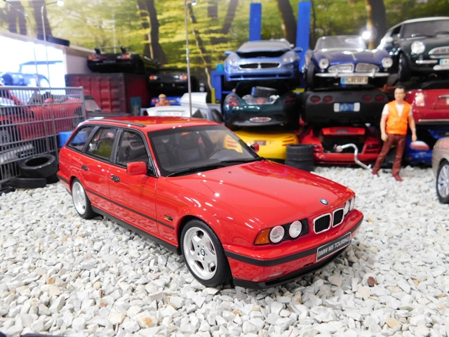 model auta BMW E34 M5 Touring červená farba Otto mobile 1:18