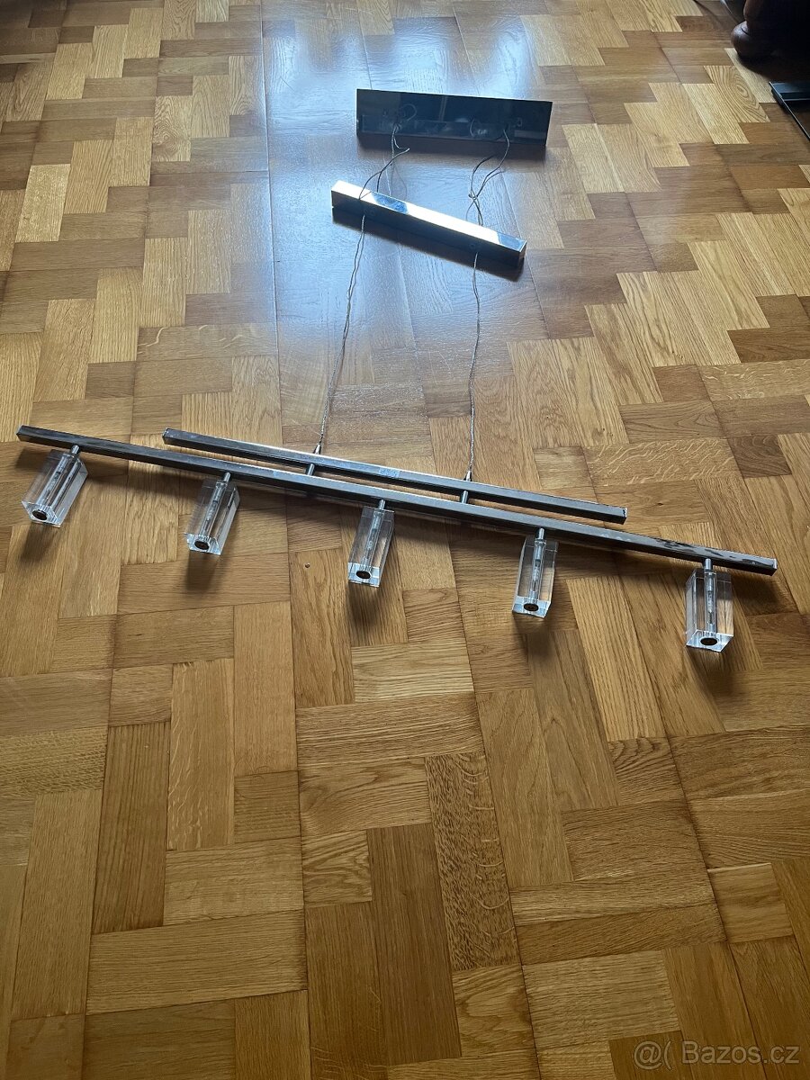 Nevyuzity, plně funkcni zavesny lustr