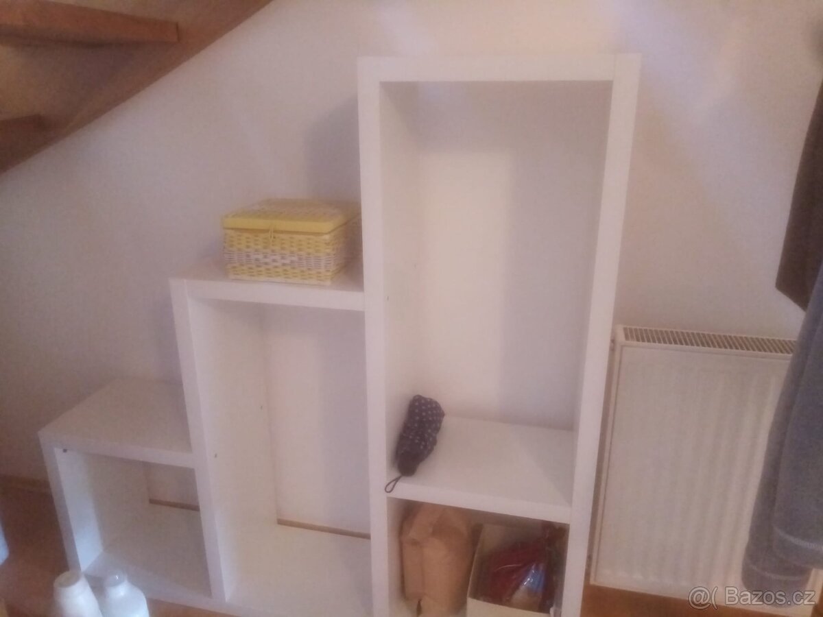 sešikmený regál,police