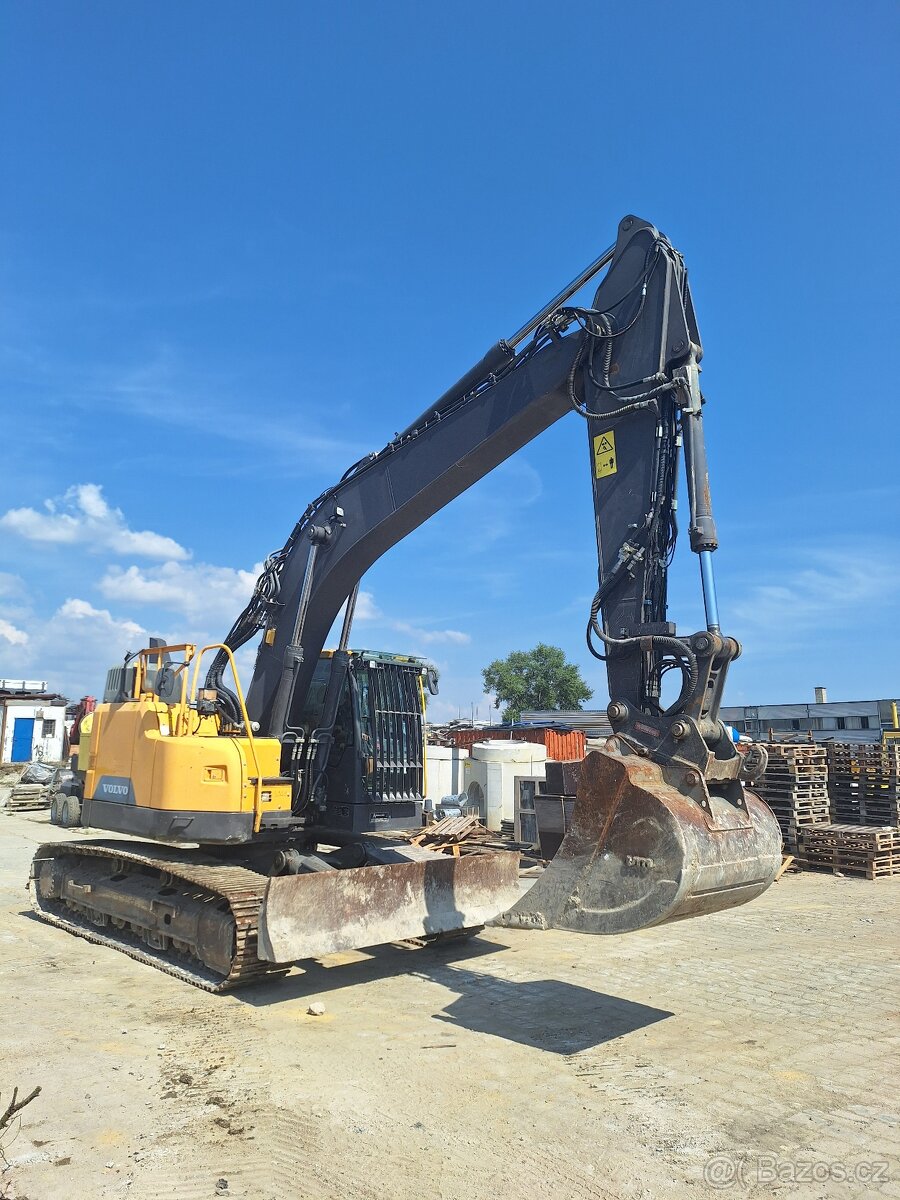 Pásový bagr Volvo ECR235 EL