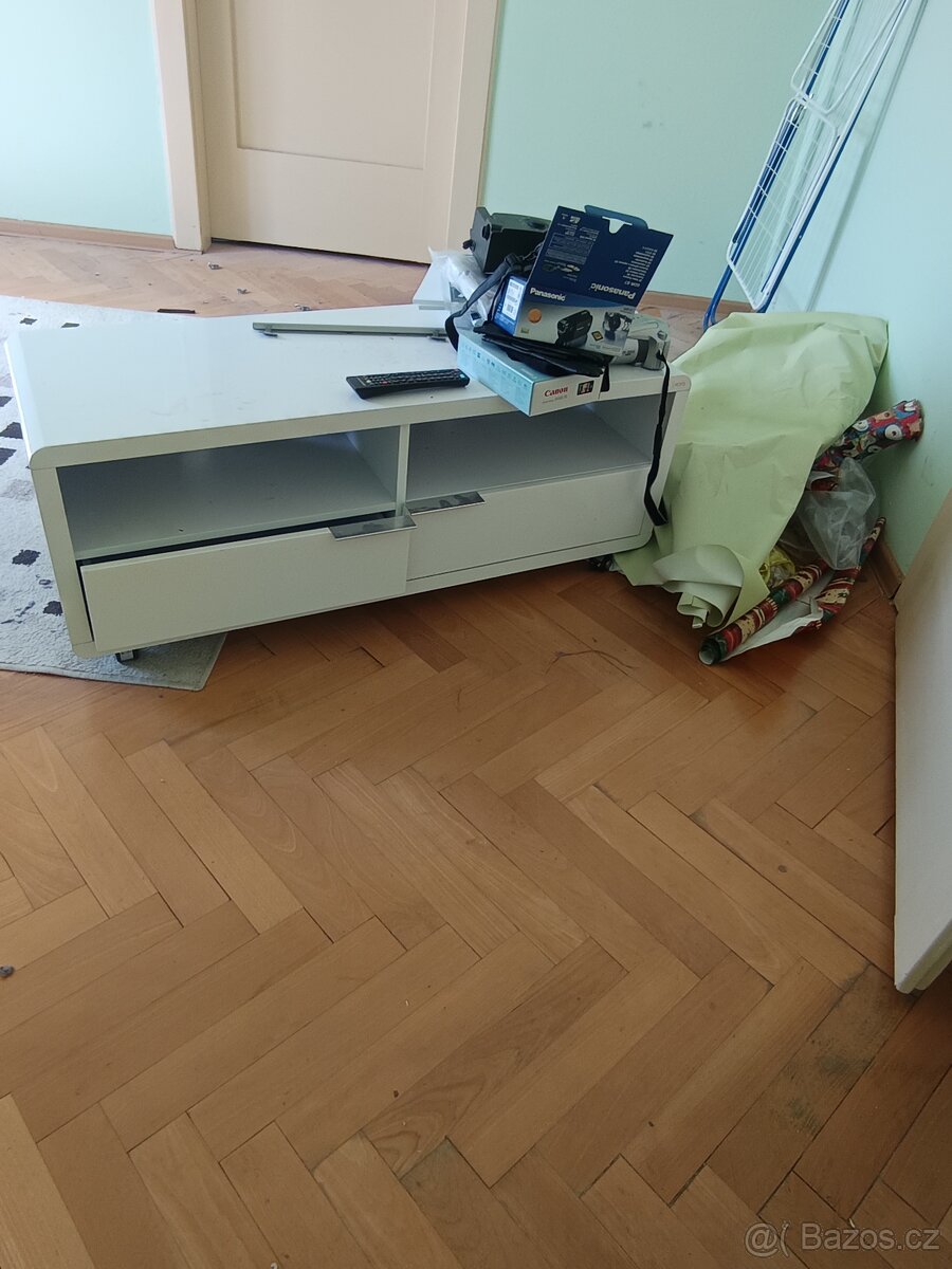 Stolek pod TV