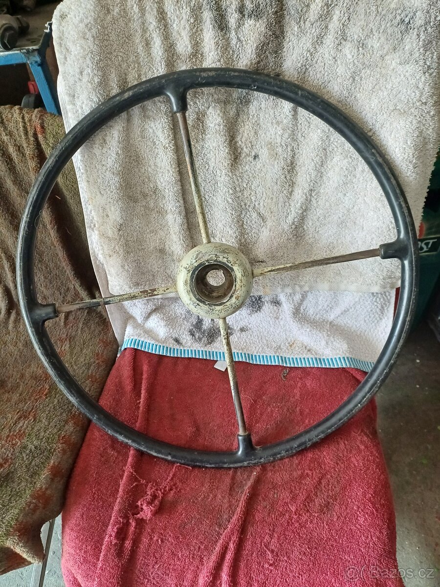 Praga V3S volant