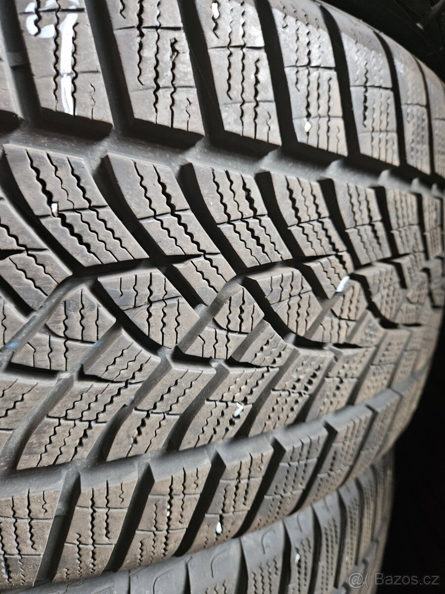 225/40R19 93W XL UltraGrip Performance  GOODYEAR