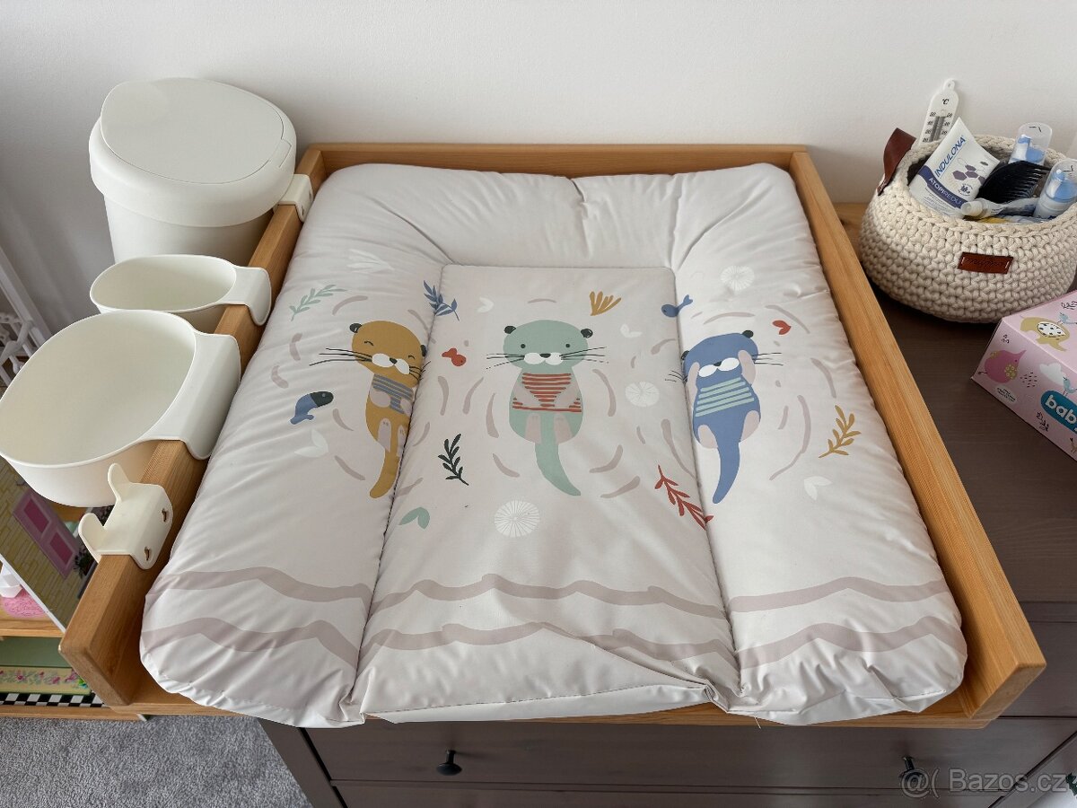 Přebalovací pult s podložkou na HEMNES komodu