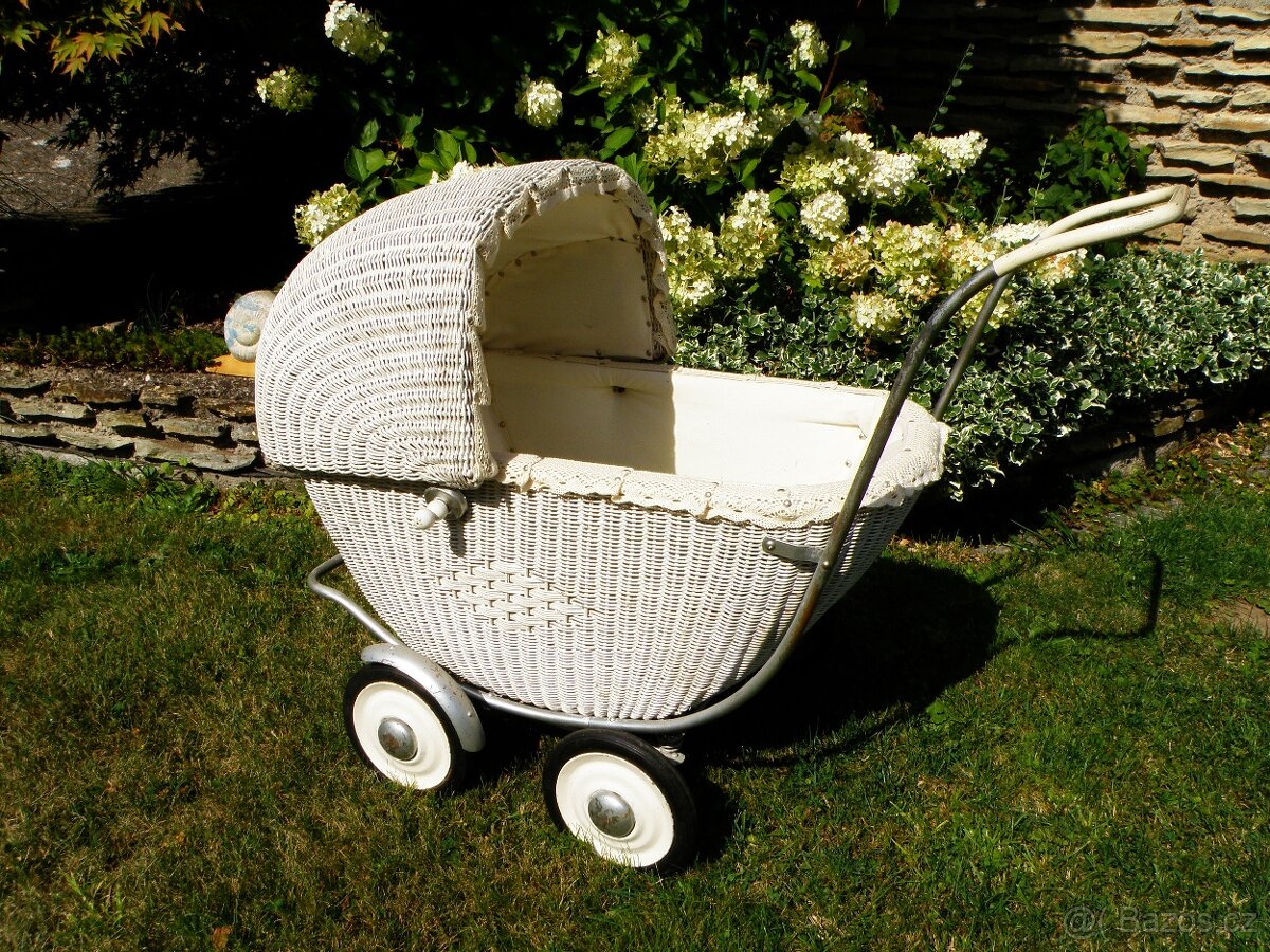 Starožitný kočárek po renovaci