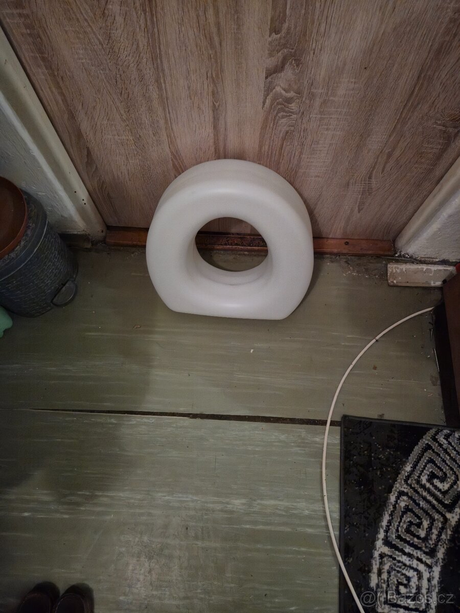 Zvýšené sedátko na na záchod.