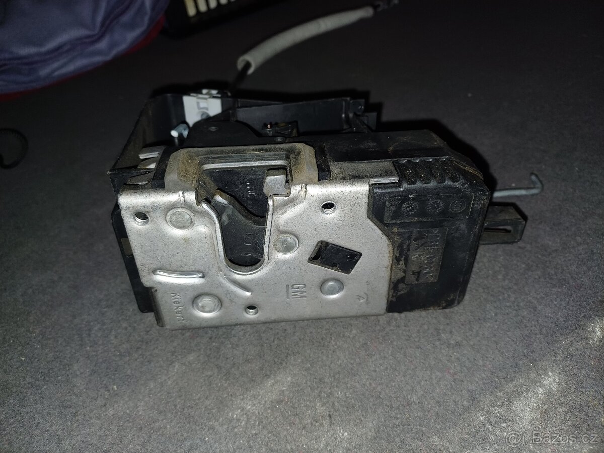 2008 vectra pravý přední zámek