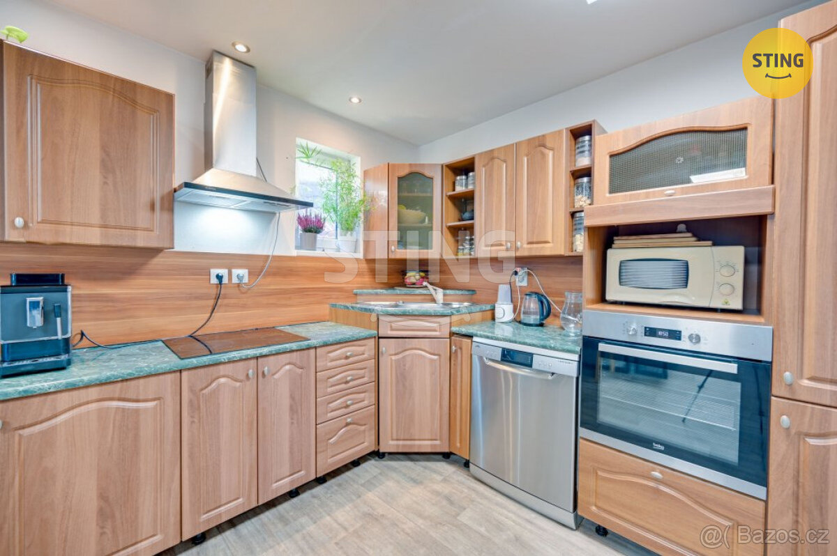 Exkluzivně vám nabízíme rodinný dům se dvěma garážem, 133894