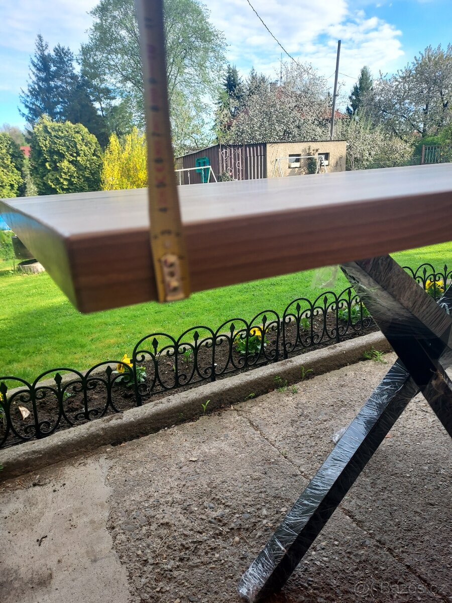 Ořechový jídelní stůl