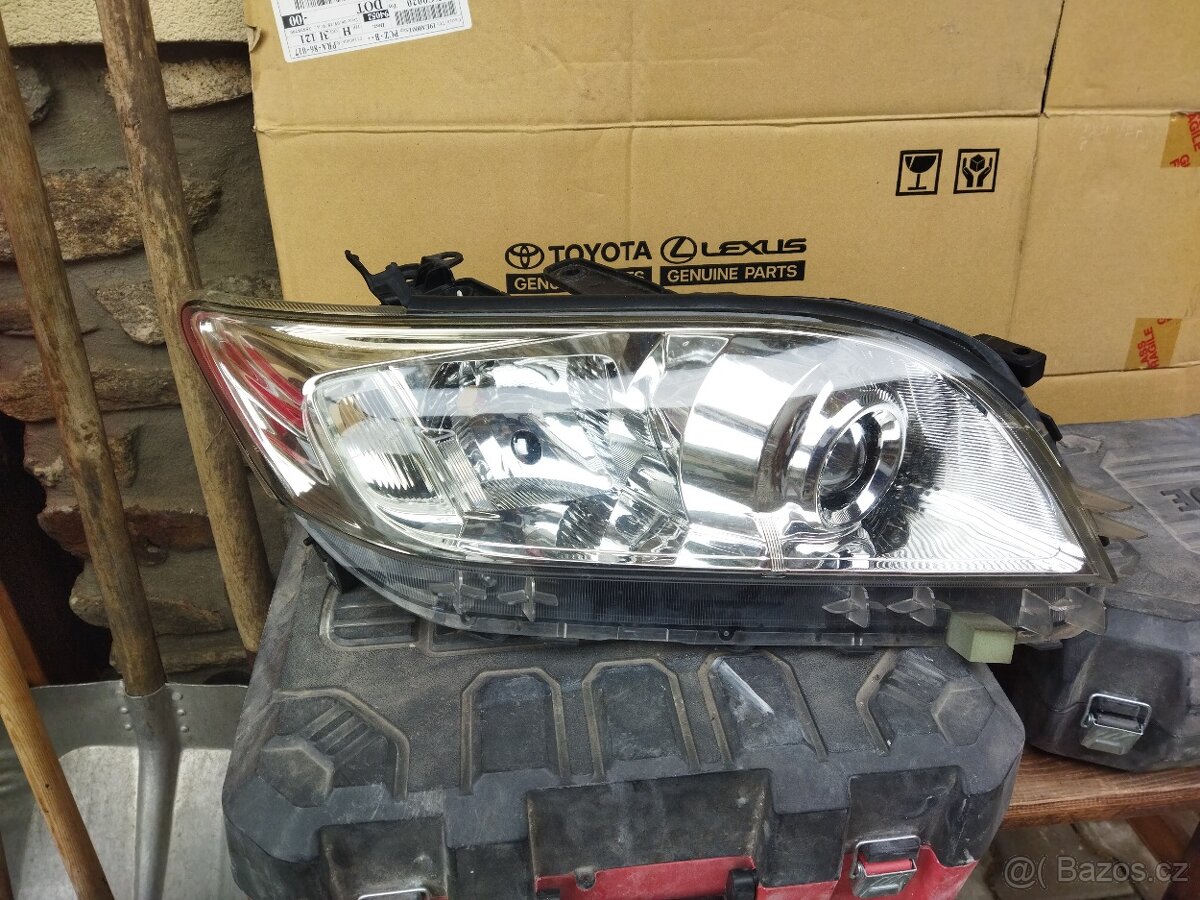 Světlomet přední Toyota RAV4