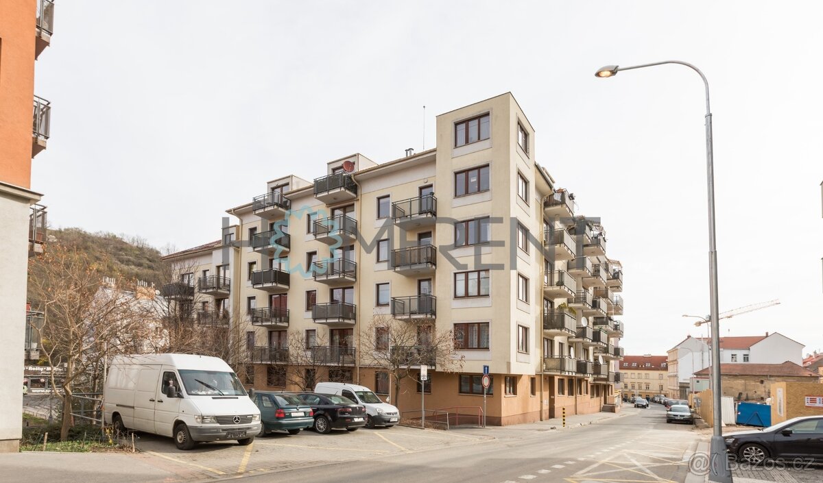 Pronájem garážového stání 13m2 - Na Neklance - Praha 5 - Smí