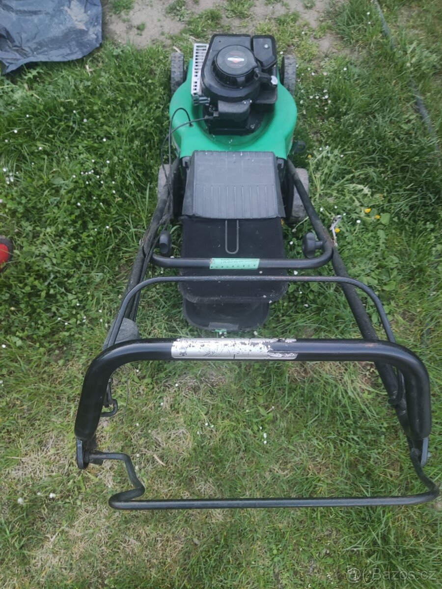 Benzínová sekačka na trávu