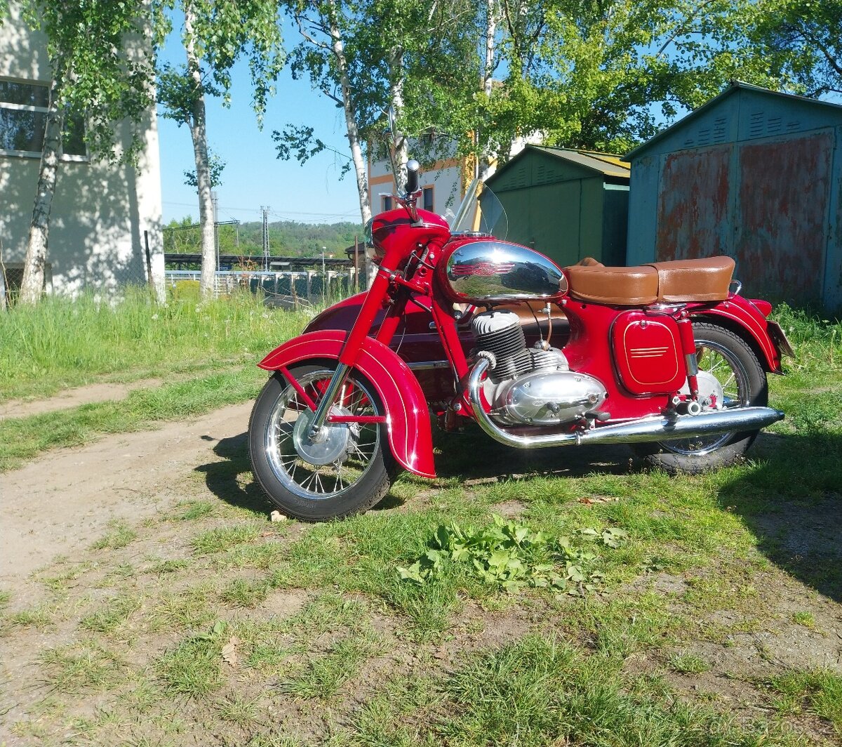Jawa 250 se sajdou