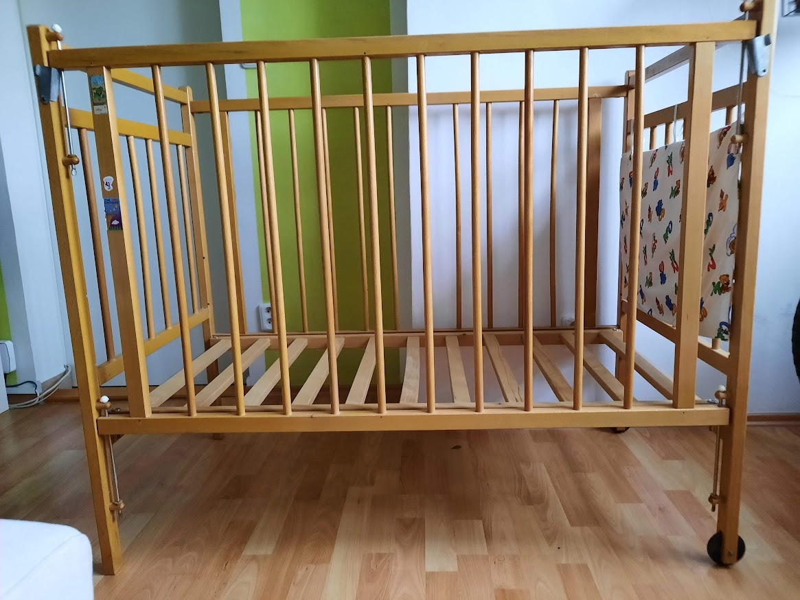 Dětská postýlka dřevěná