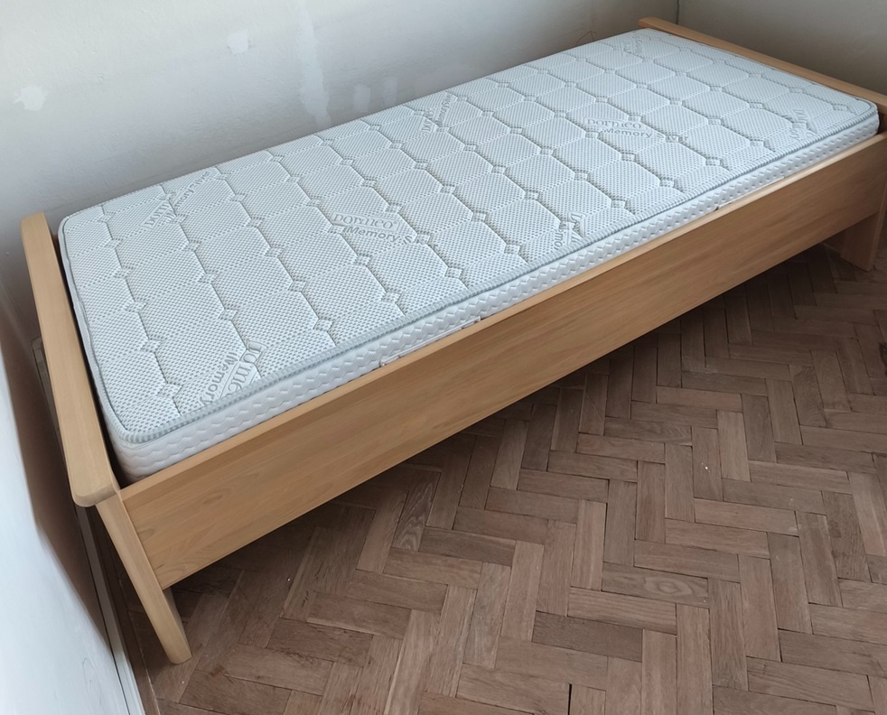 Pevná postel 90 cm