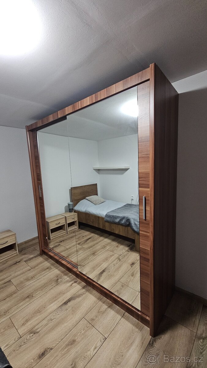 Šatní skříň se zrcadlem