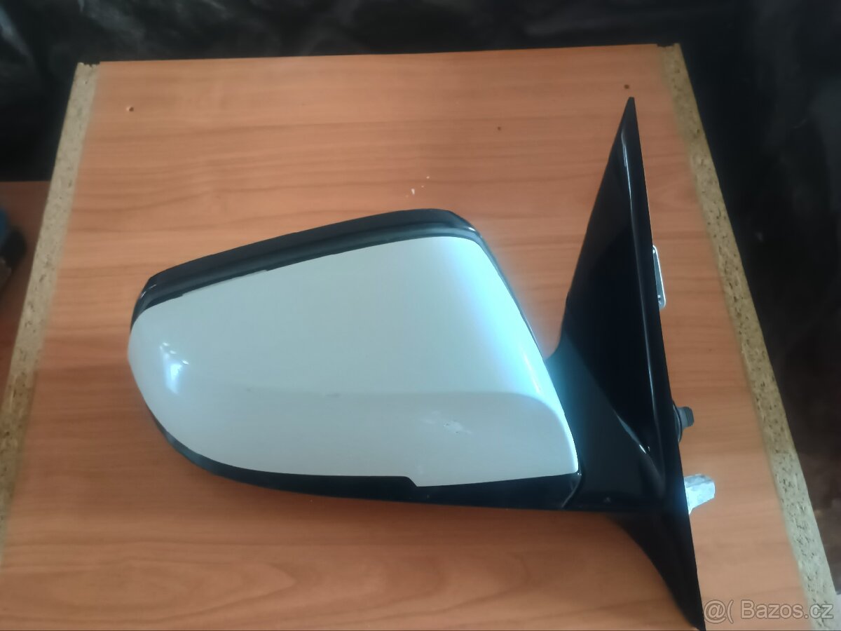 BMW pravé zpětné zrcátko.