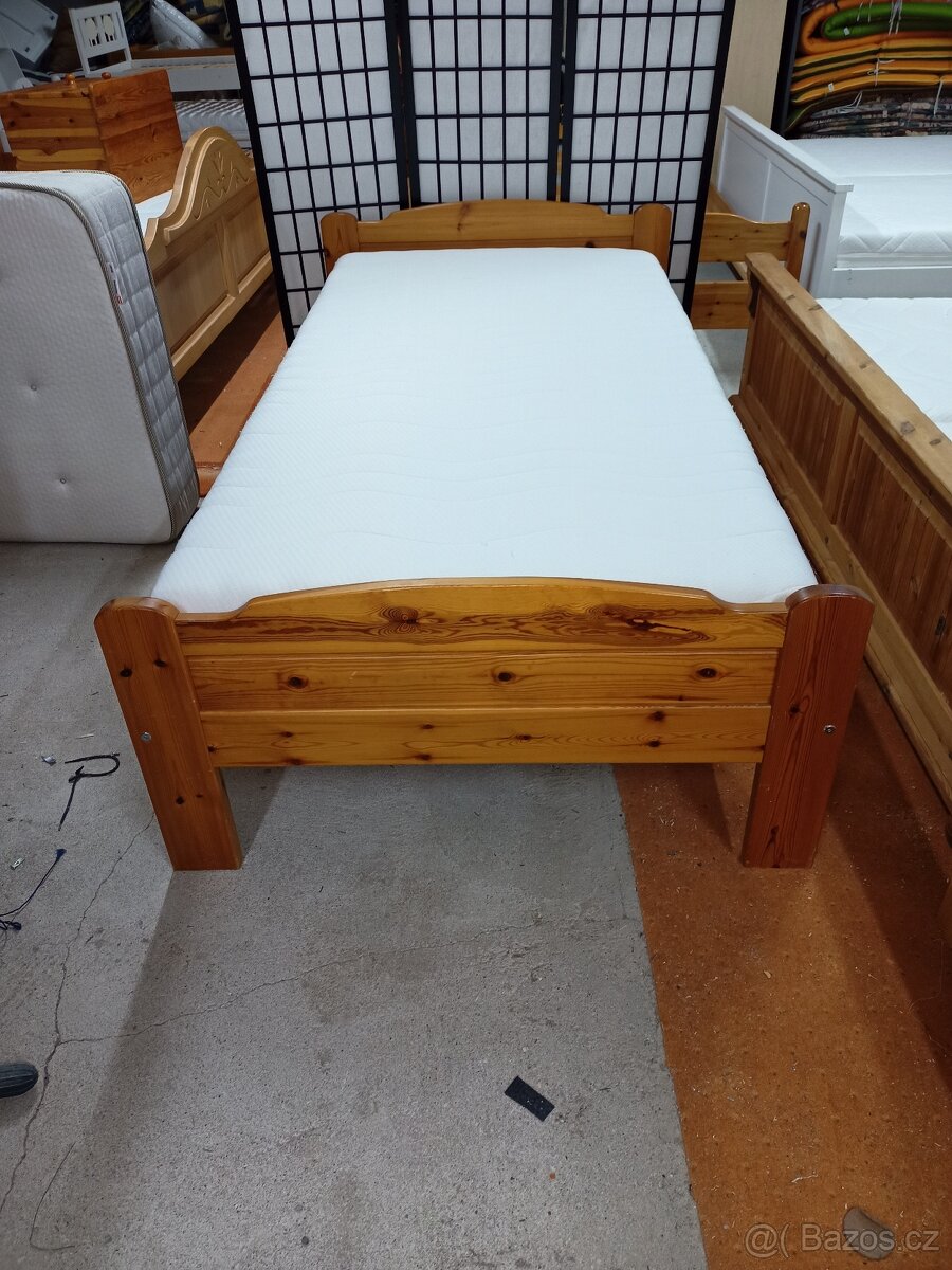 Prodám hezkou postel z masivu 100 x 200 cm
