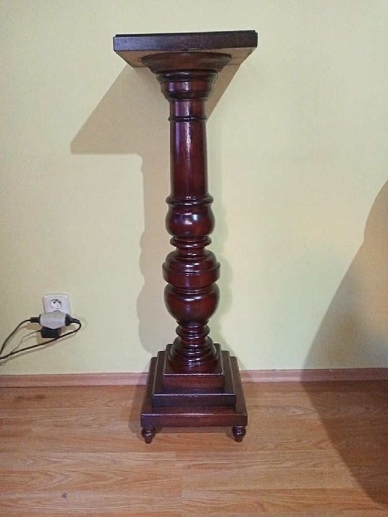 Dřevěný sloup na sochu nebo květinu. Tmavý ořech