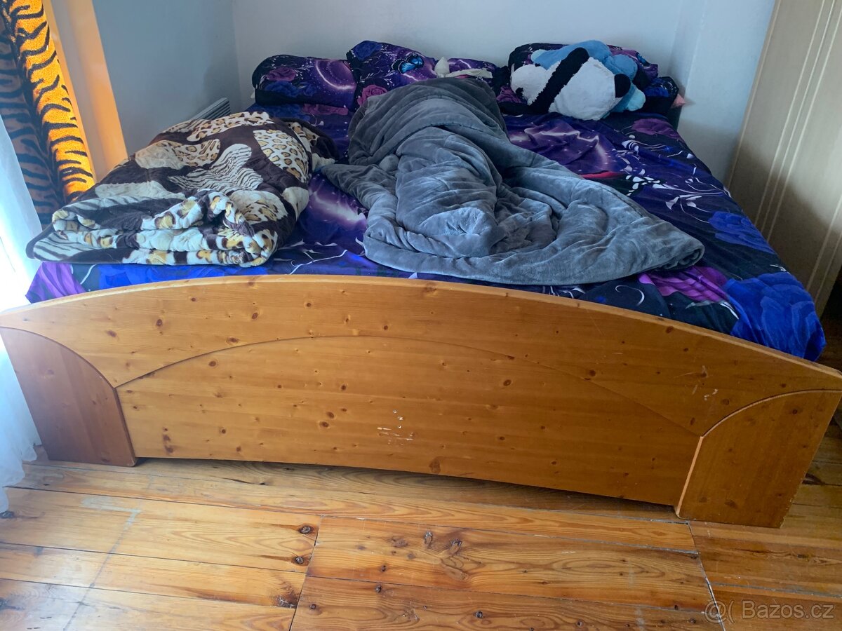 Prodám dřevěnou postel s matraci a rošty