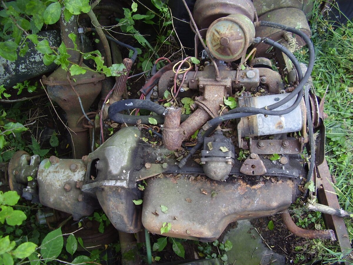 Prodám dva motory UAZ 469 a dva Volha 24 kolem roku 75