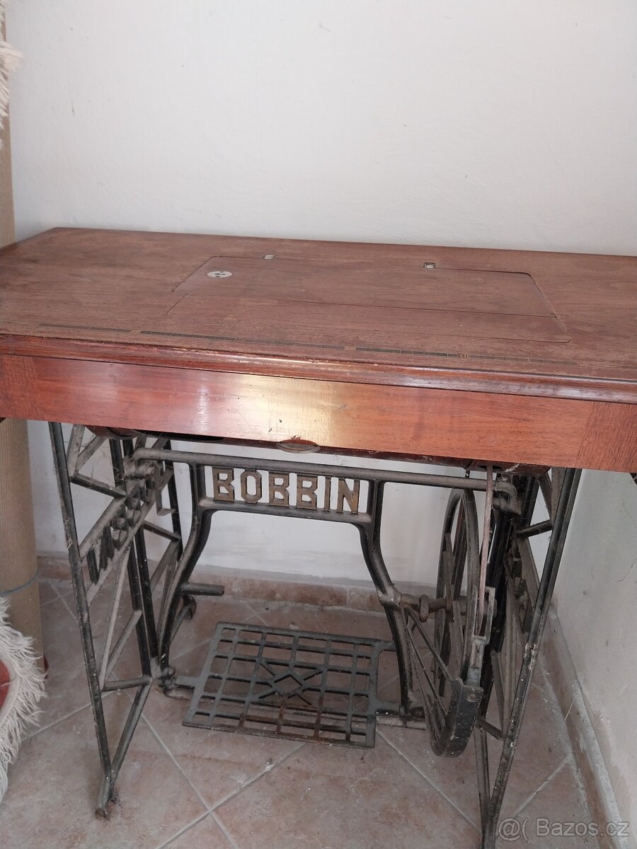 Šicí stroj Bobin starožitný