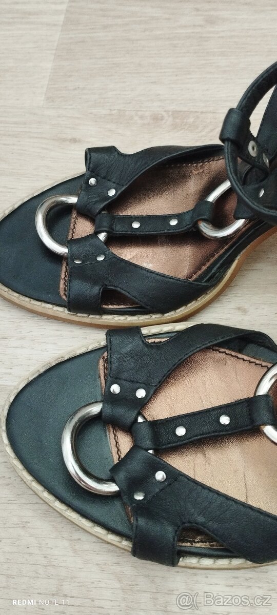 Sandály Baťa na podpatku vel.40