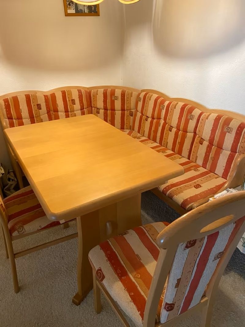 Lavice rohová, jídelní rozkládací stůl a 2 židle