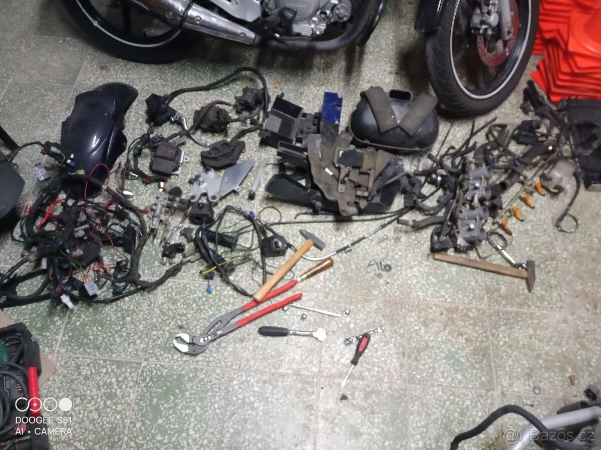 Různé náhradní díly na FZ6 fazer