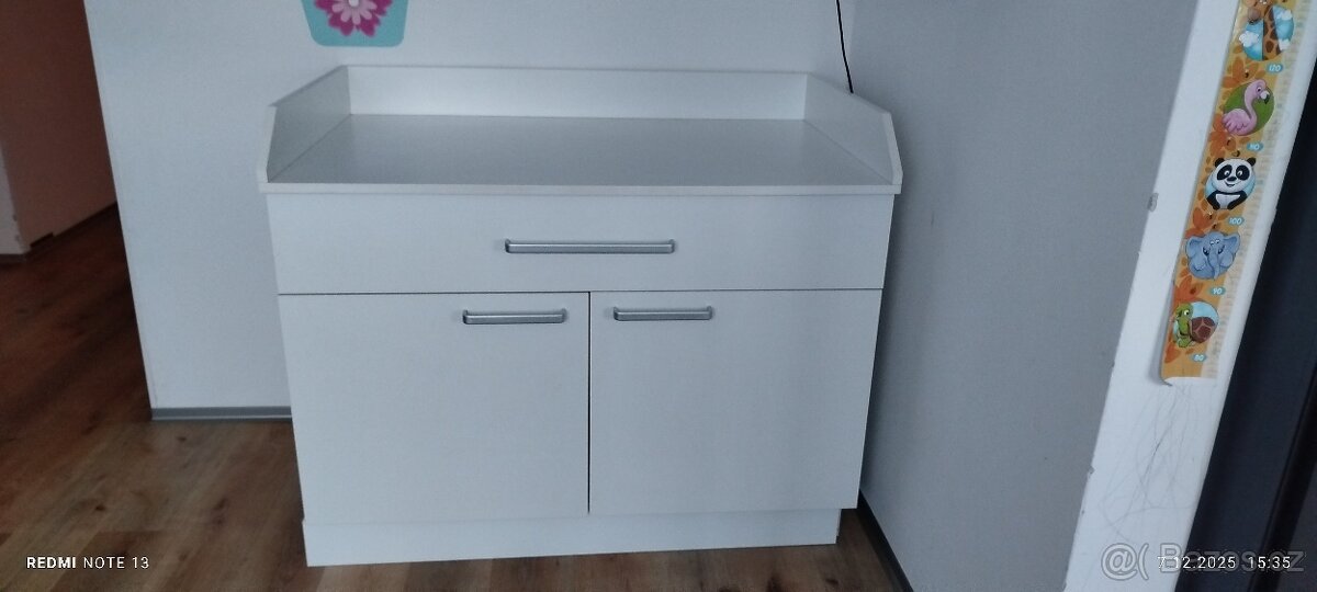 Bílý přebalovací pult s komodou