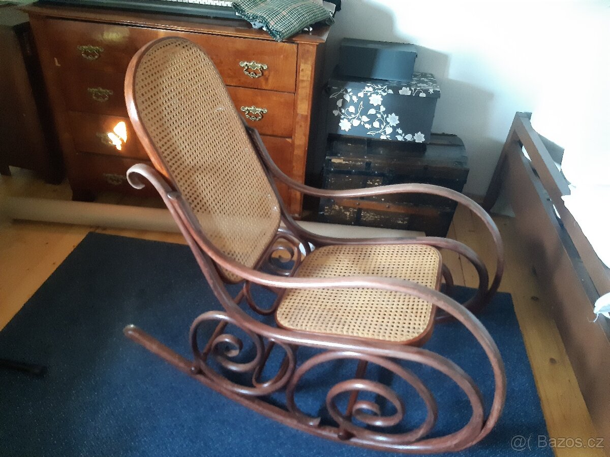 Houpací křeslo a lavice
