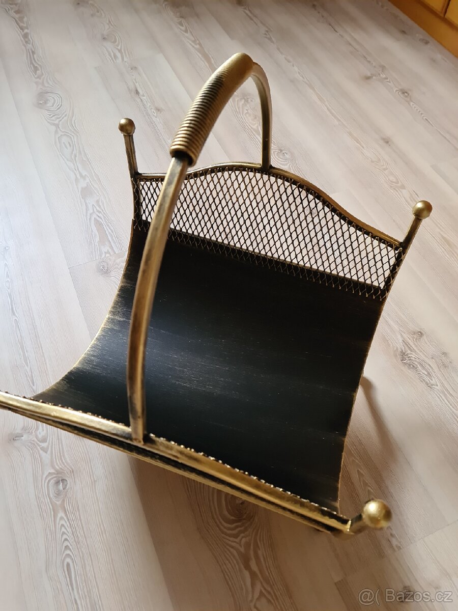 Kovaný koš na dřevo