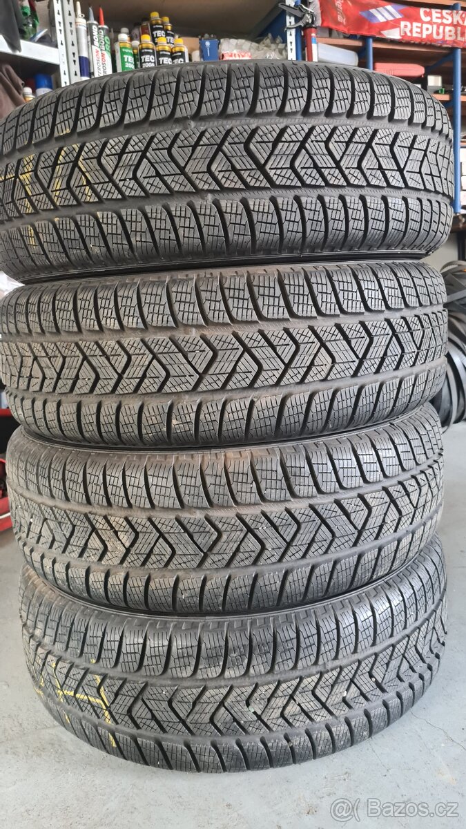 Zimní pneu kola 215 65 17 Pirelli zánovní 4 kusy