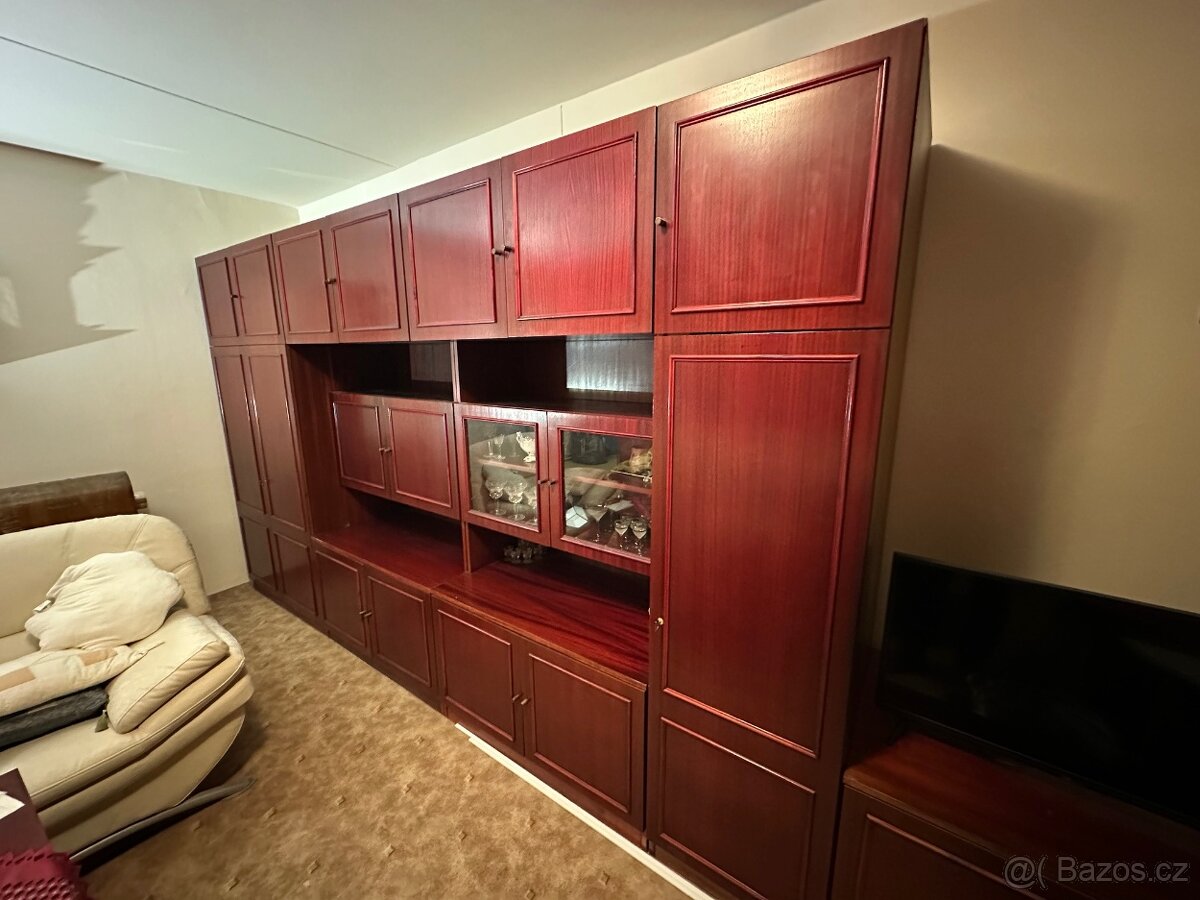 Obývací stěna a gauč s křeslem