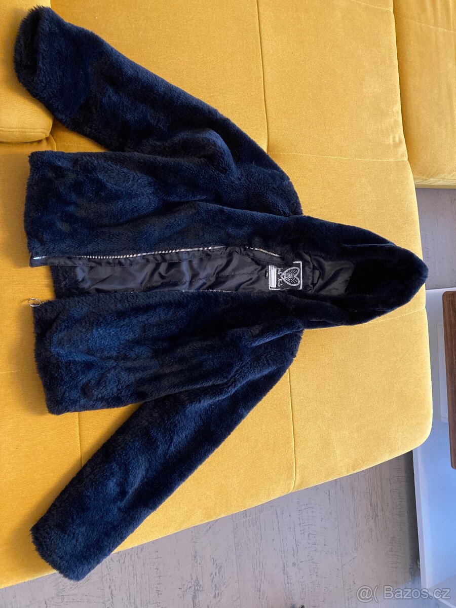 Černý dívčí kabátek