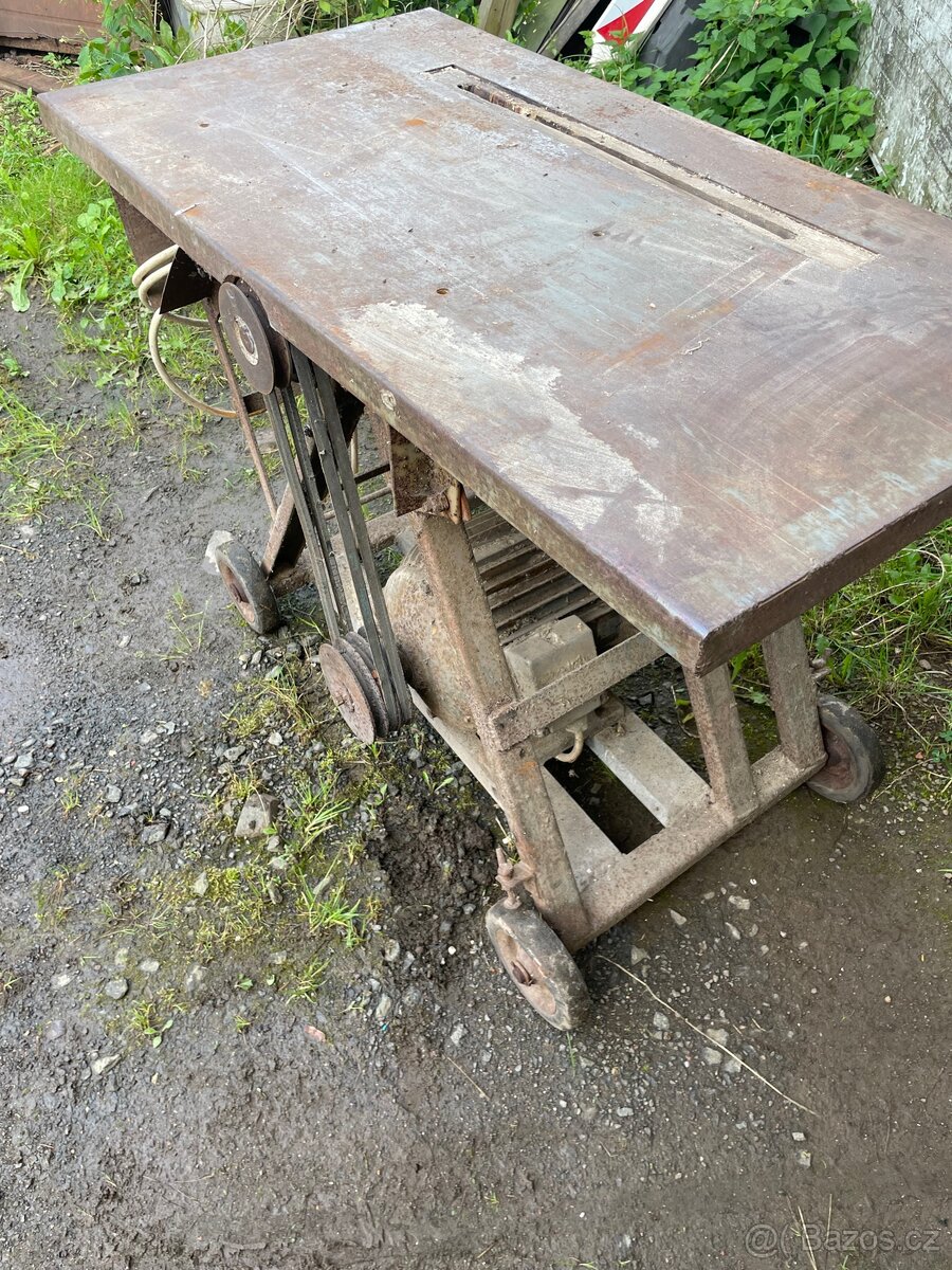 Stolní pila, cirkulárka s kolébkou