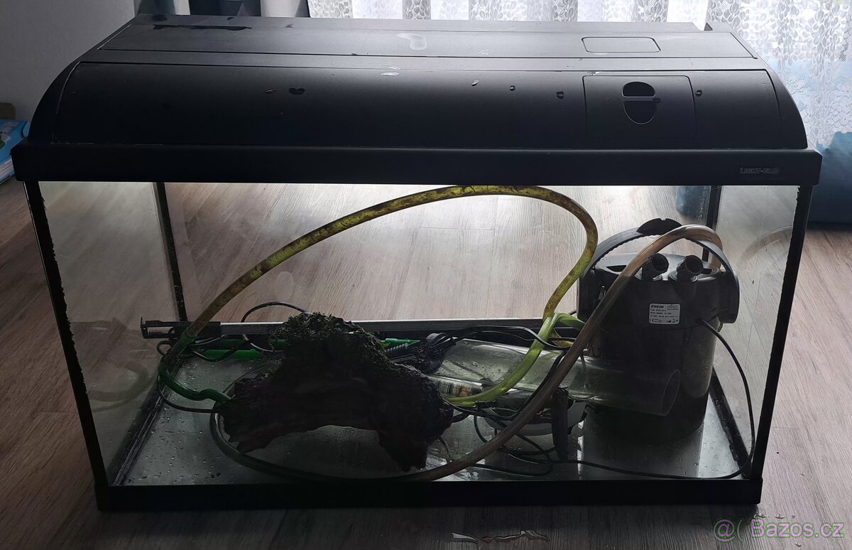 Akvarium s příslušenstvím