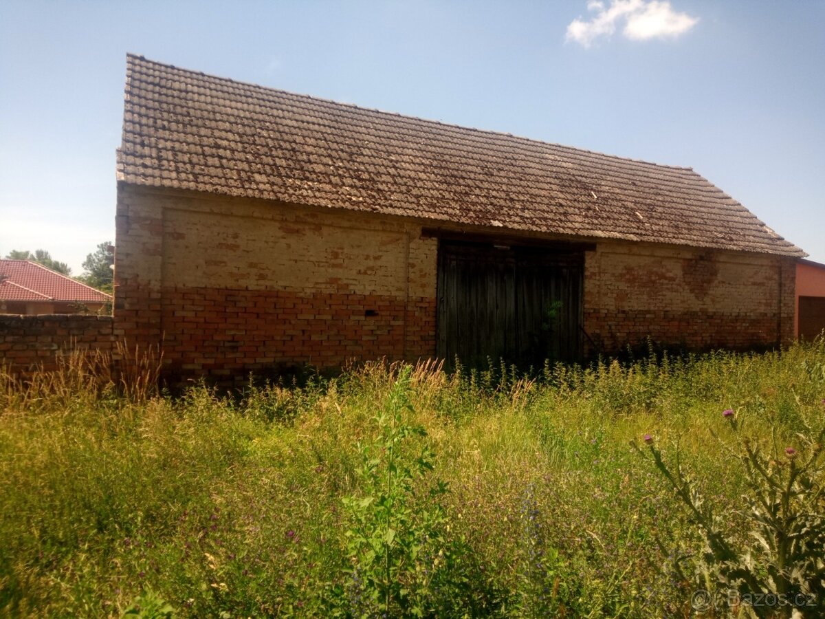 Stavební pozemek se stodolou