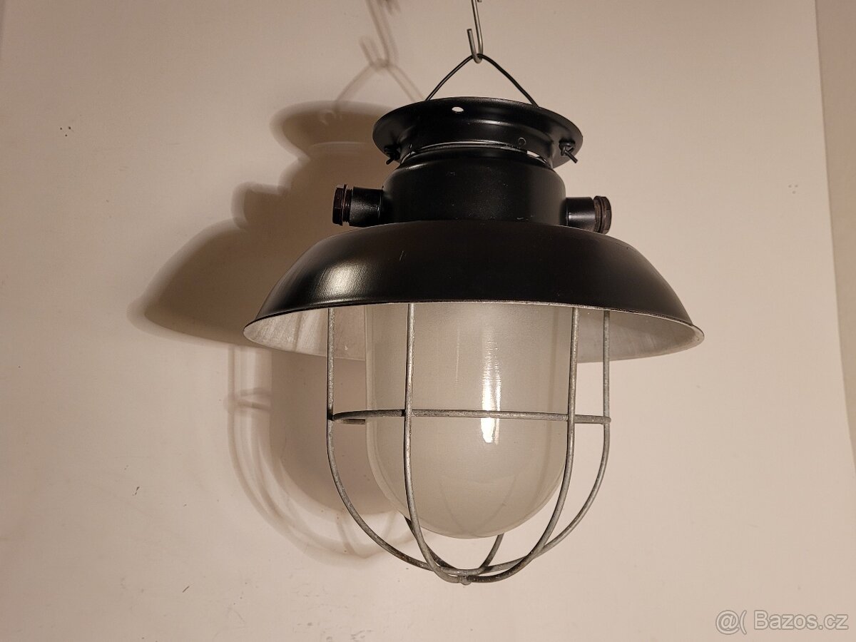 industriální lampa, tovární lustr, matový skleněný kryt
