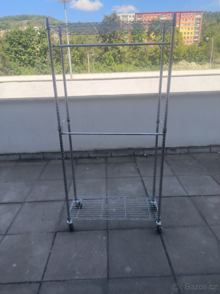 Kovový věšák na kolečkách