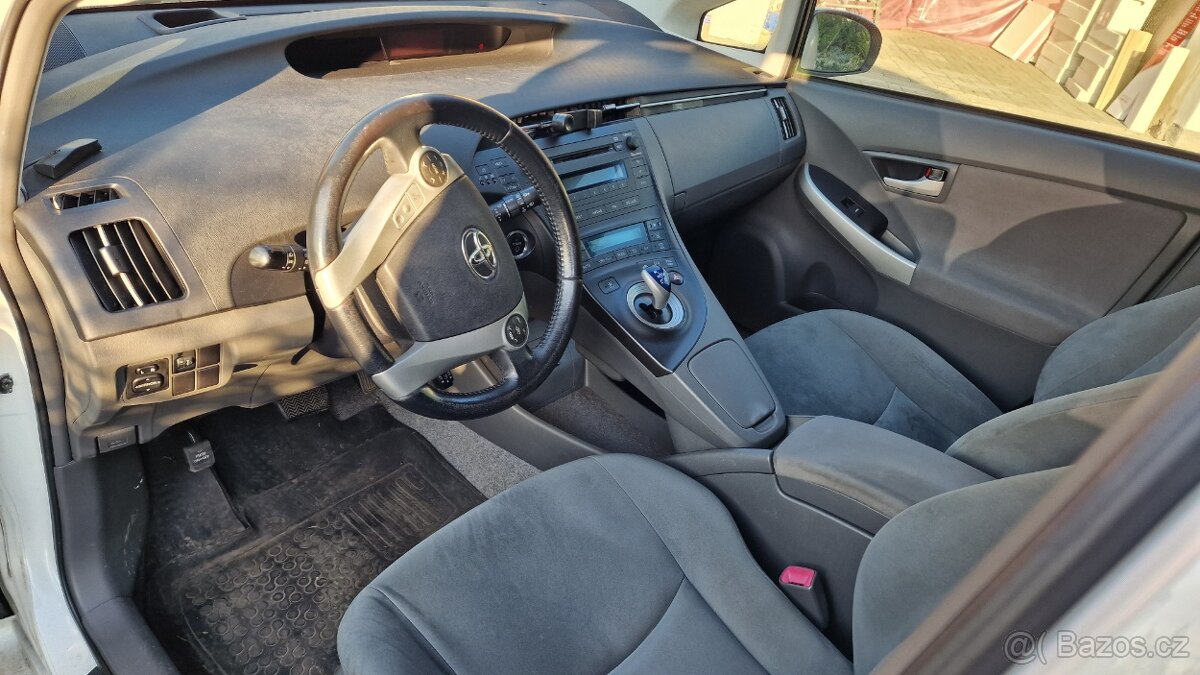 Toyota Prius III - 1,8 Automat HYBRID r.2010 SLEVA možná