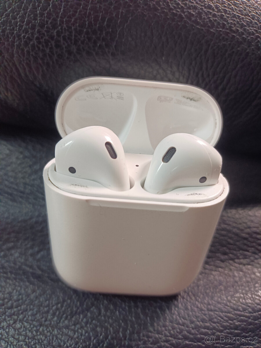 Bezdrátová sluchátka Apple AirPods, pouzdro Lightning