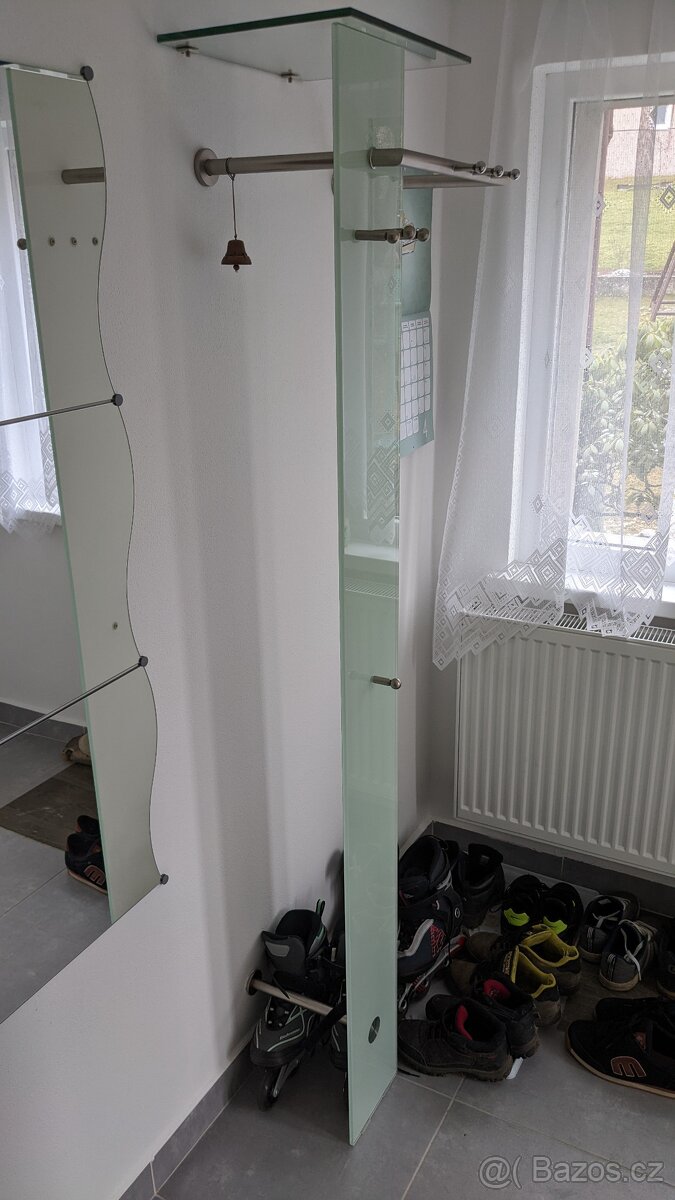 Minimalistická předsíňová stěna/věšák sklo a kov