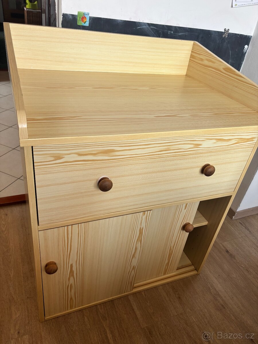 Přebalovací pult s komodou