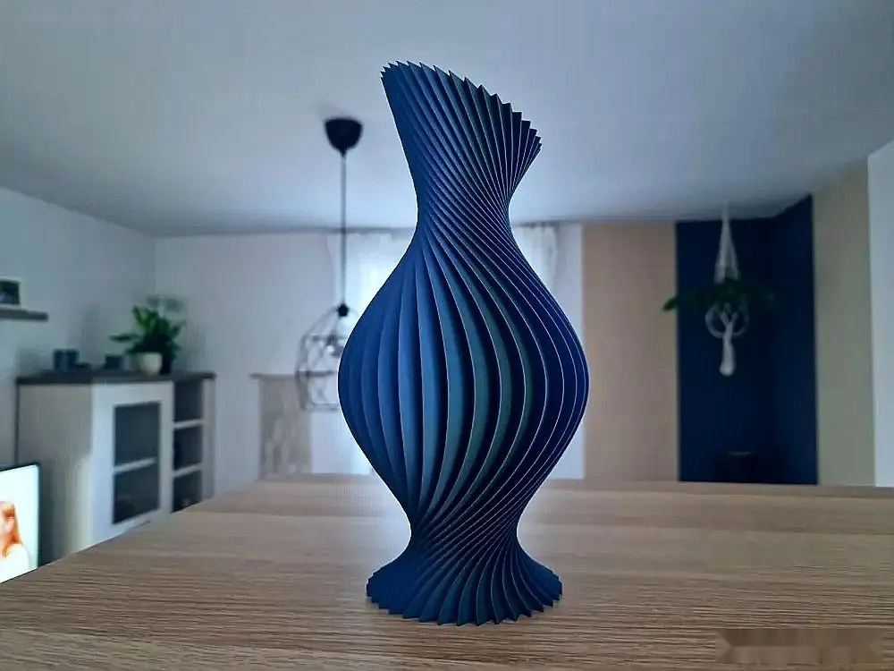 Designová váza s dynamickým krouceným tvarem