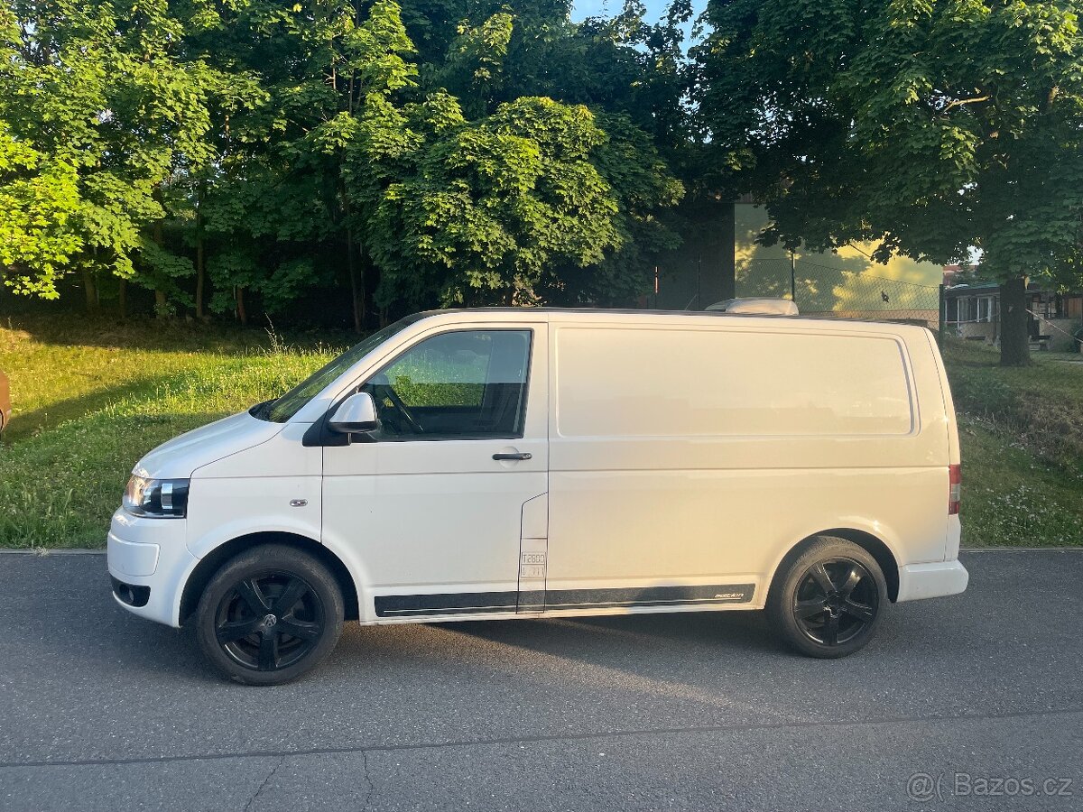 VW T5 2.0TDI 132kW r.v.: 2014 edice 25 s vestavbou